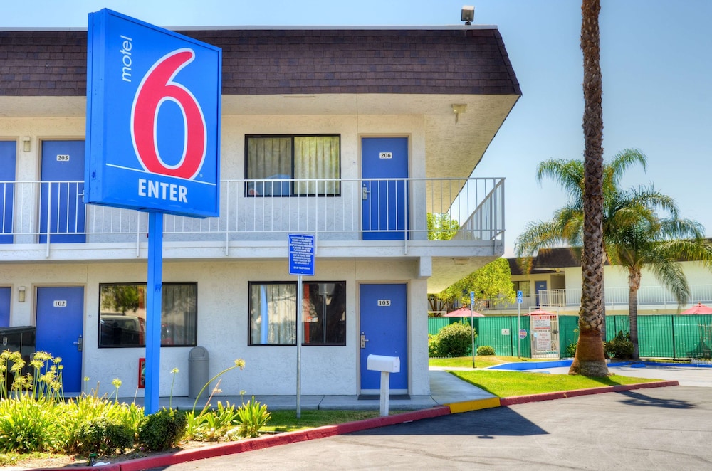 Motel 6 Santa Nella, on i-5 in GUSTINE - CA