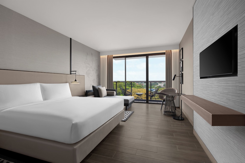 غرفة ديلوكس بسرير كينج بشرفة، Courtyard by Marriott Bangkok Suvarnabhumi Airport 2/7