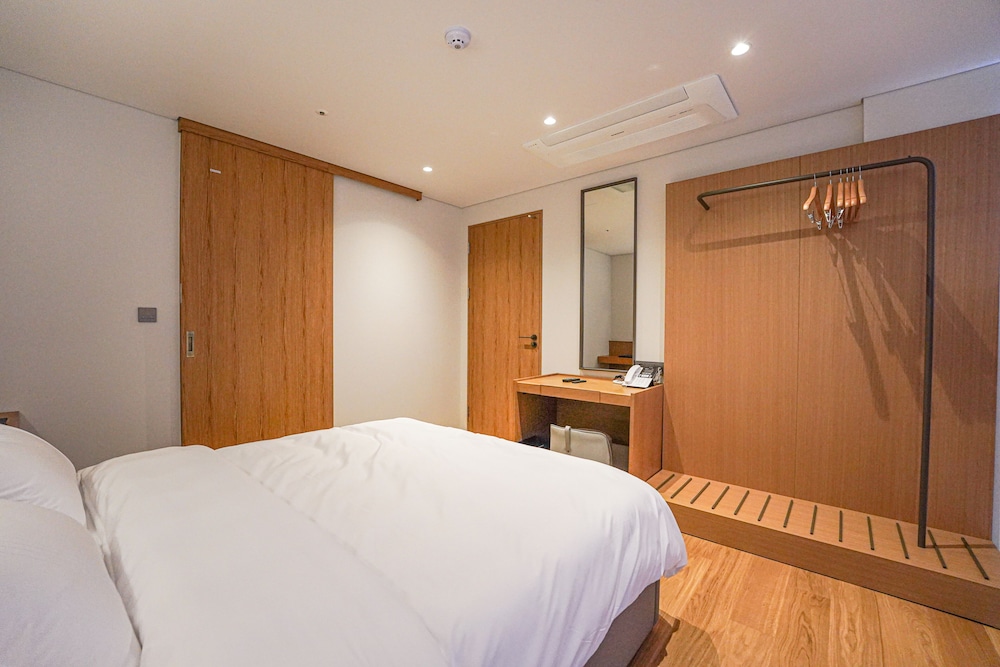 Hotel Ground 27 24/68