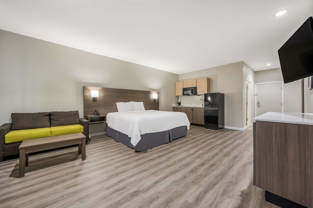 غرفة قياسية بسرير كينج بمطبخ صغير، SureStay Studio by Best Western Conroe Downtown 5/6