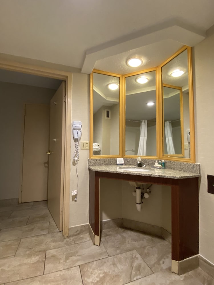 Clarion Inn and Suites Grand Rapids Airport 6/63