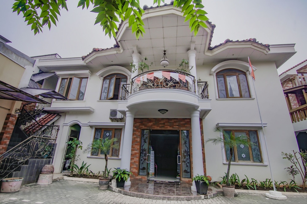 OYO 90094 Gayatri Residence 1/30
