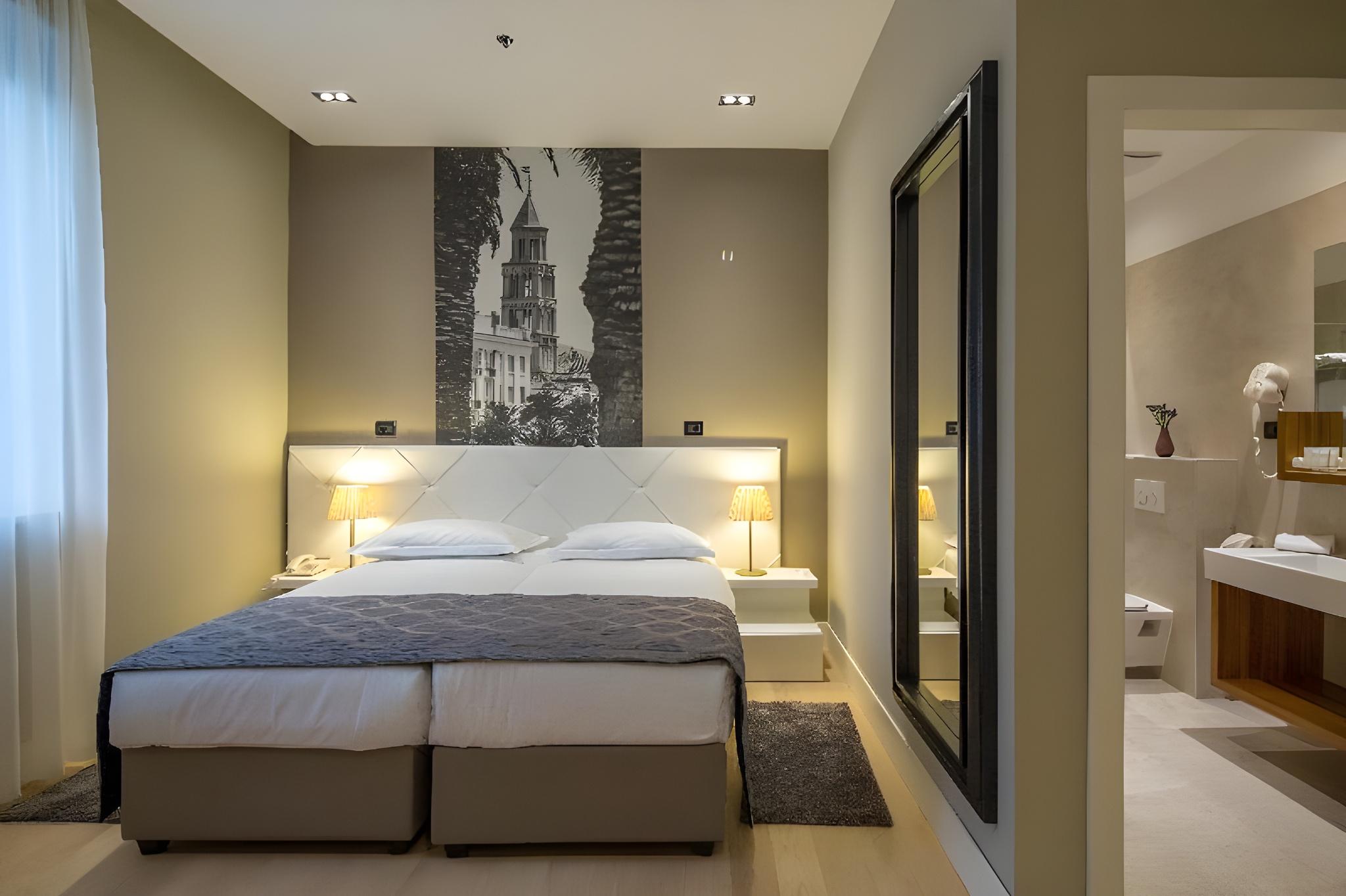 Deluxe, Single, 2 Double Beds