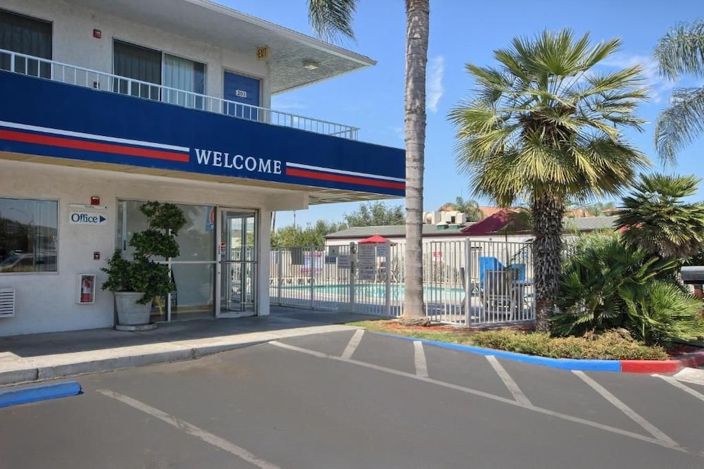 Motel6 Tulare, CA 52/60