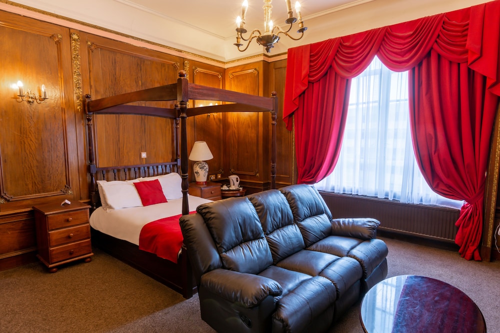 Adelphi Hotel 40/69