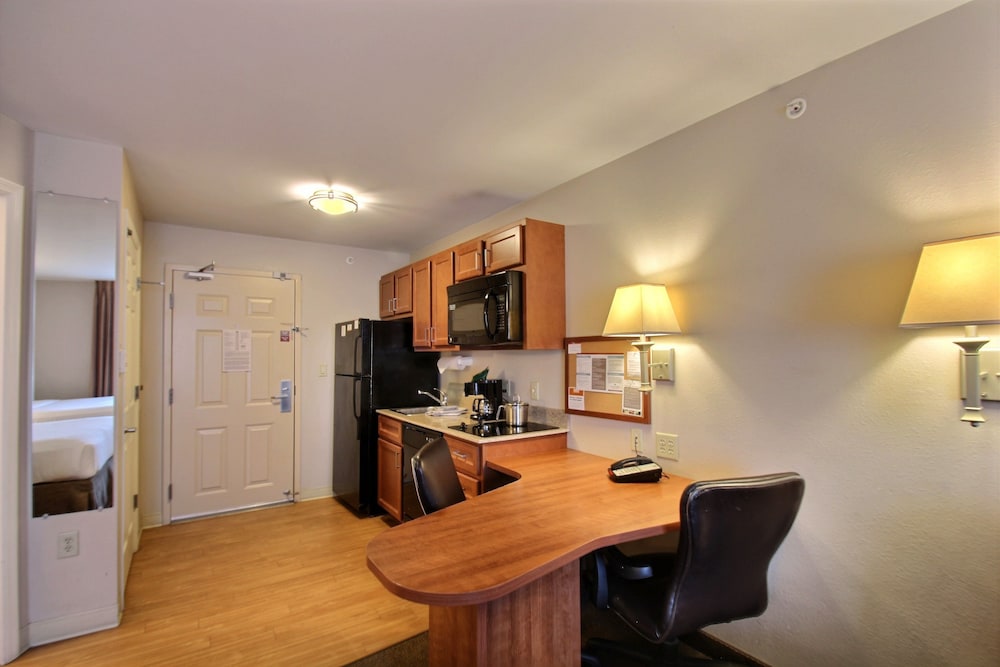 Candlewood Suites Milwaukee Airport-Oak Creek 45/73