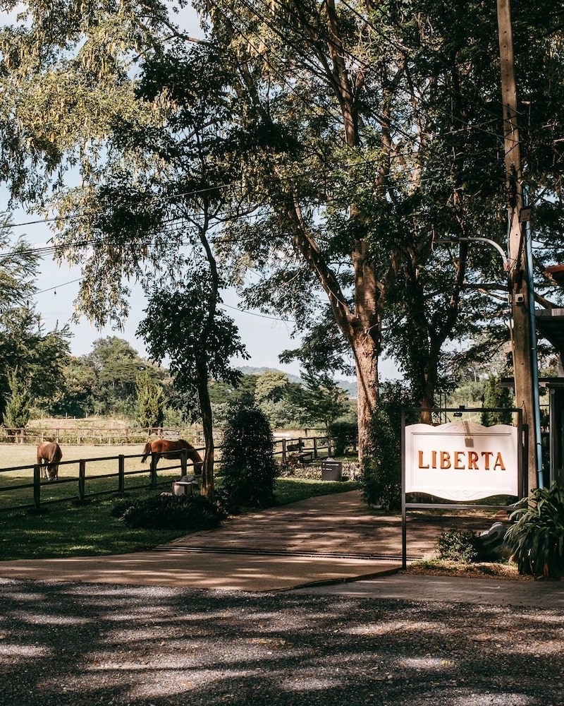 Issara Boutique Winery Hotel 73/78