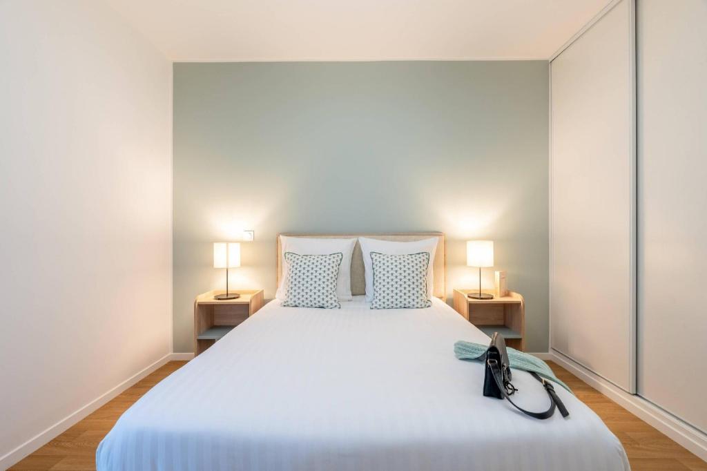 Upgrade, Queen Bed