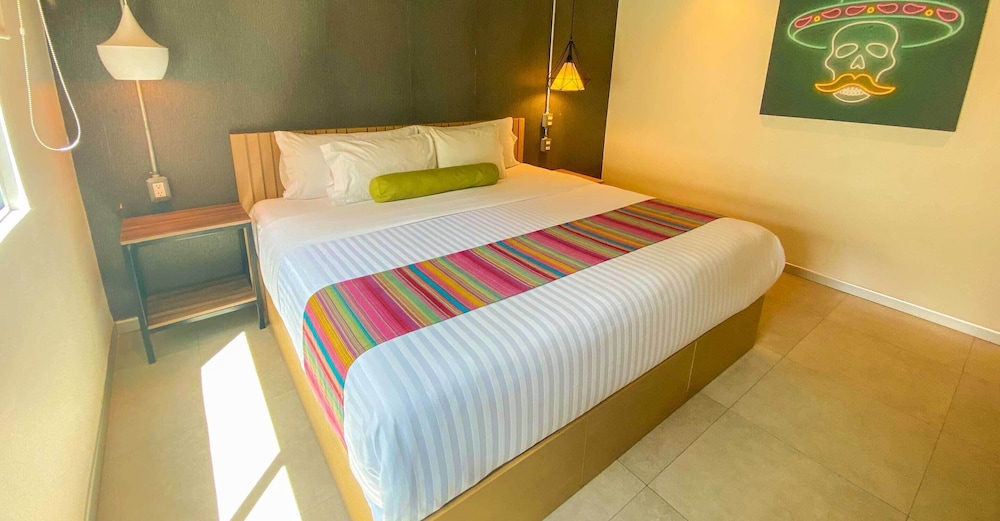 SUITE, KING BED