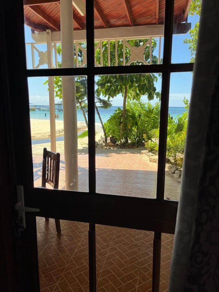 Foster's West Bay Resort 43/69