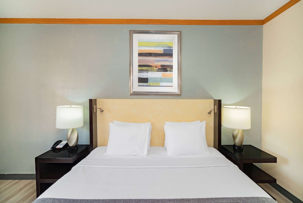 Red Roof Inn & Suites Hinesville 12/37