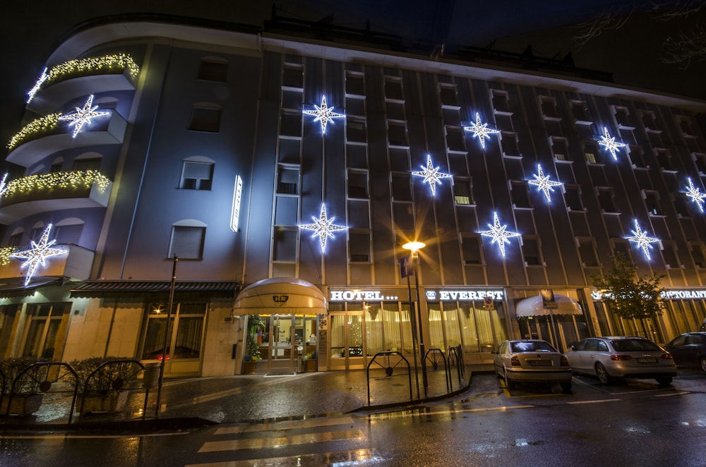 Everest Hotel 1/41