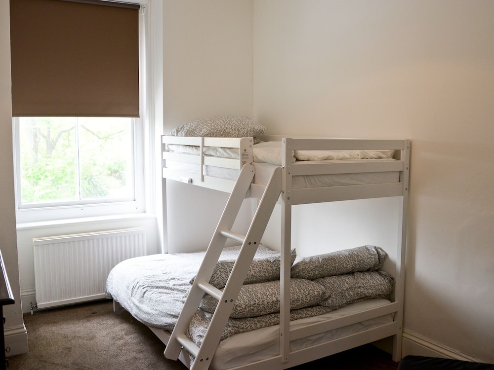 Corner House Apartment 10/23