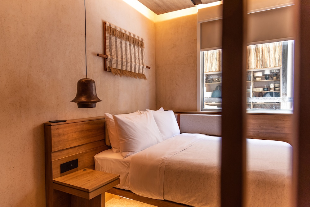 JUNIOR SUITE, QUEEN BED