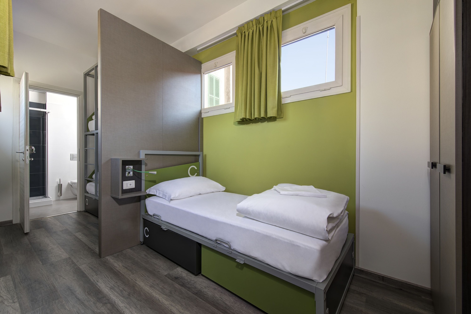 FEMALE DORM, FEMALE ONLY, 3 PEOPLE