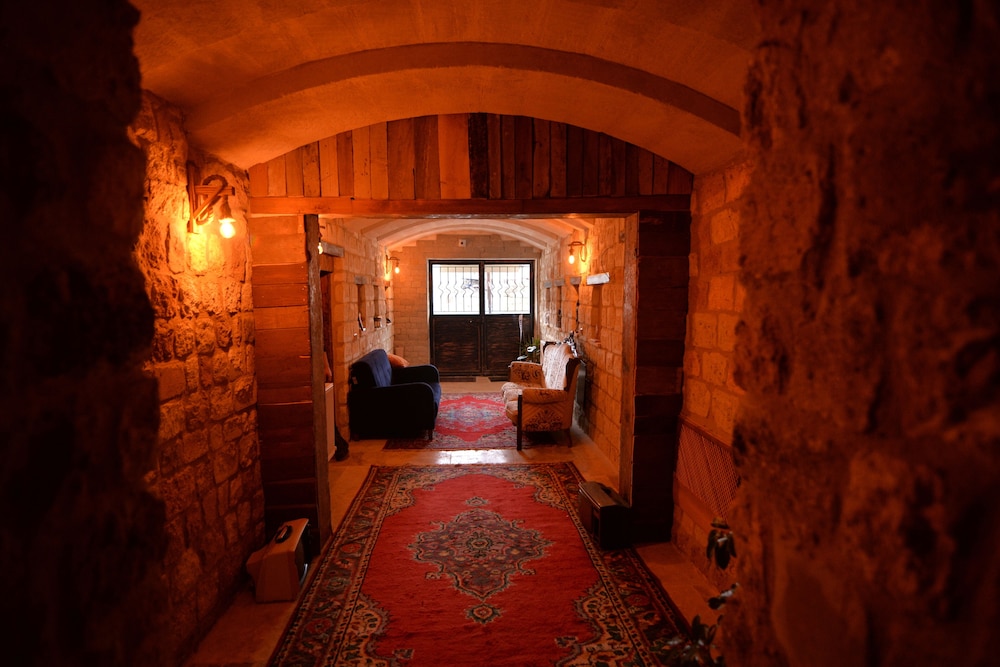 The Cave House 16/38
