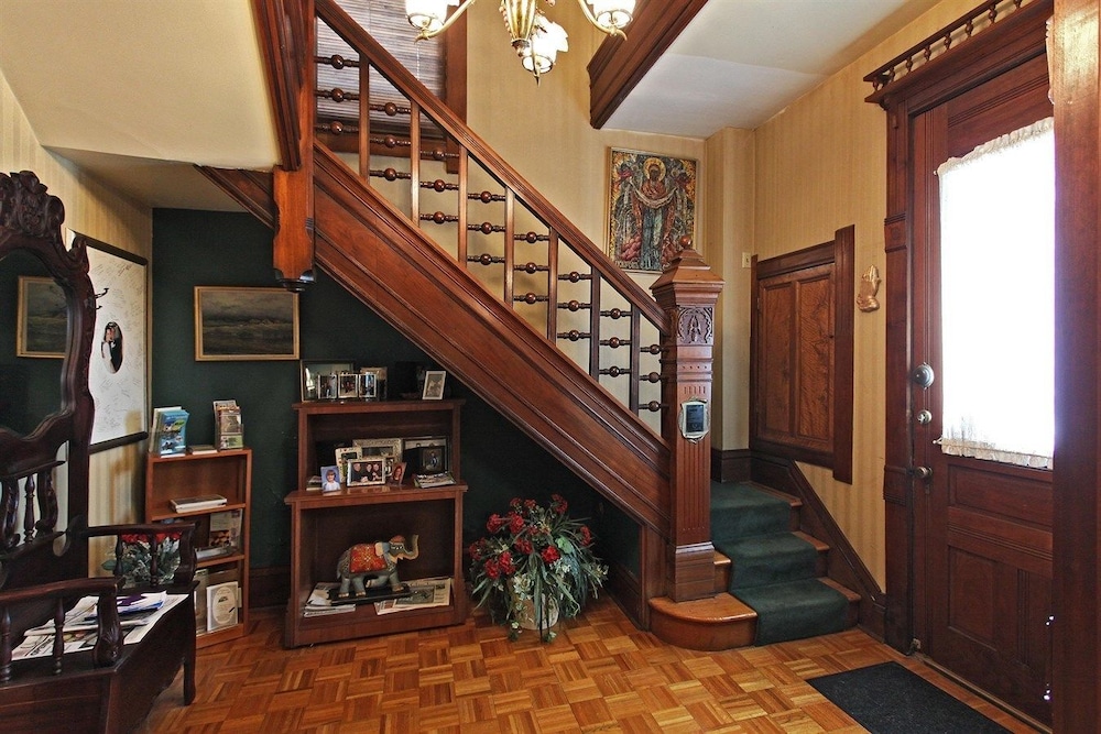 Old Northside Bed Breakfast 8/55