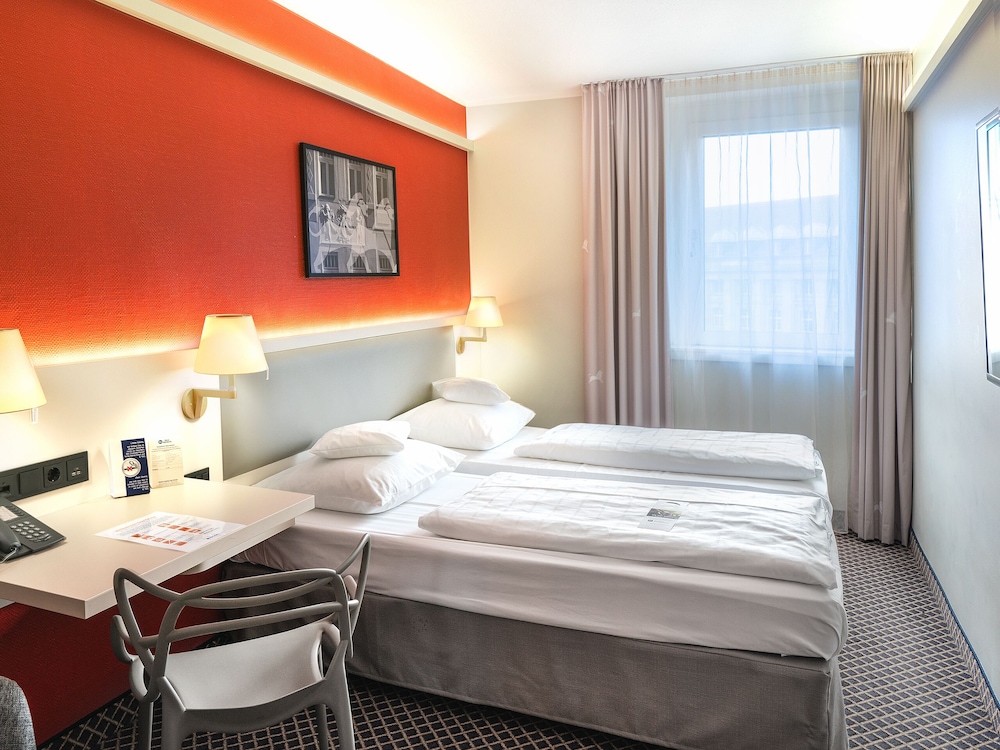 Standard, Twin Beds, Street View