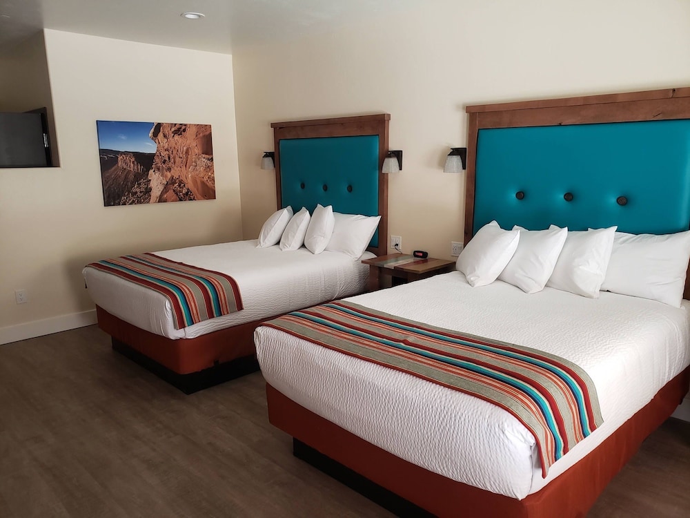 Bluff Dwellings Resort 24/67
