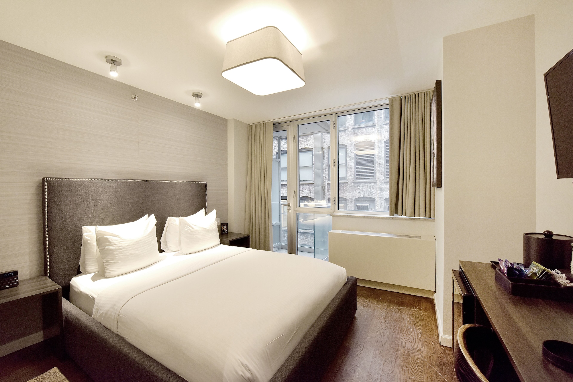 SUPERIOR, QUEEN BED, BALCONY, KITCHEN