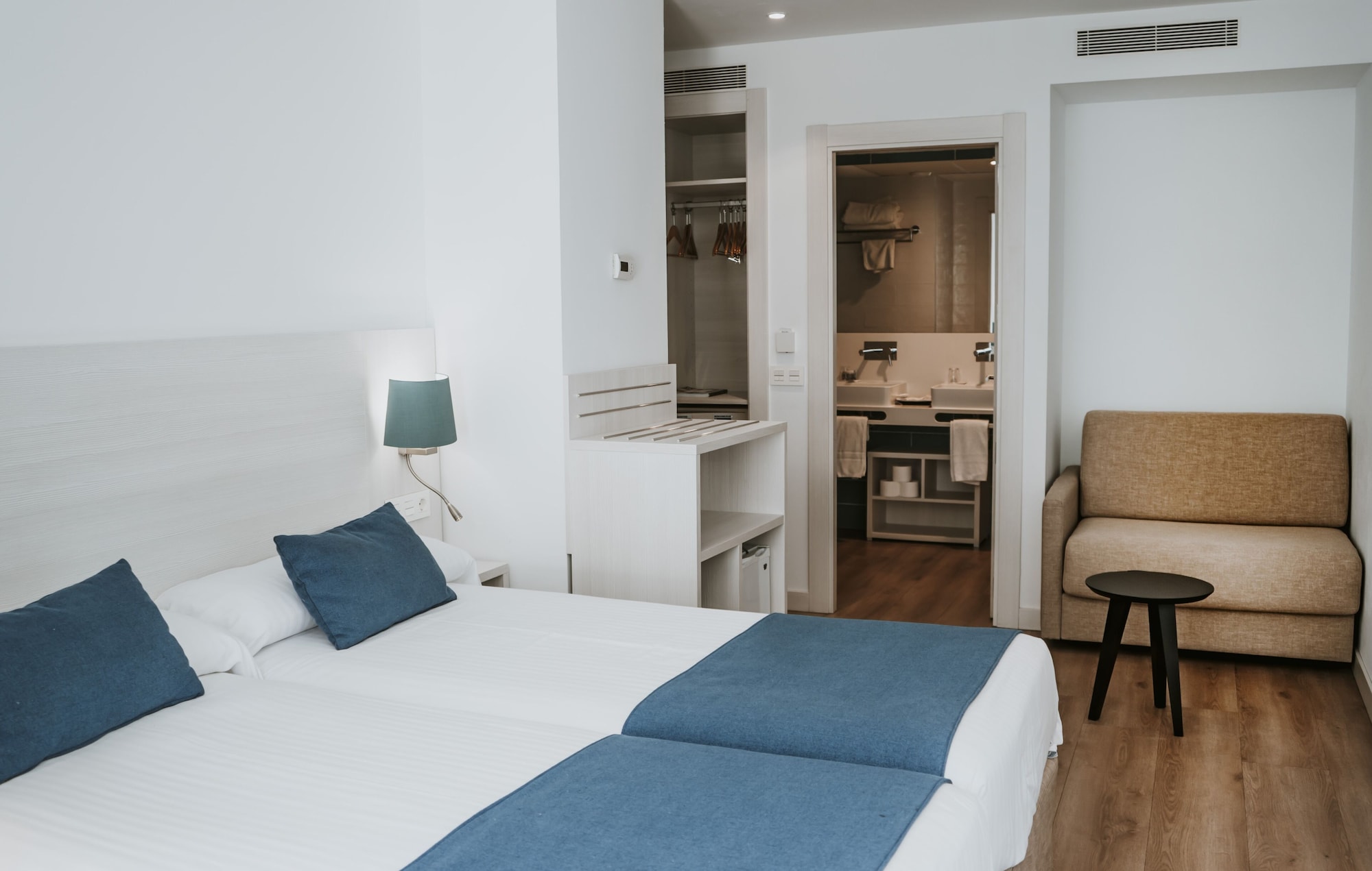 ROOM, DOUBLE BED, PARTIAL SEA VIEW
