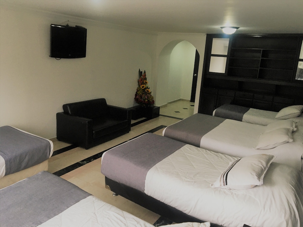 Hotel Ejecutivo Av La Esperanza 6/18