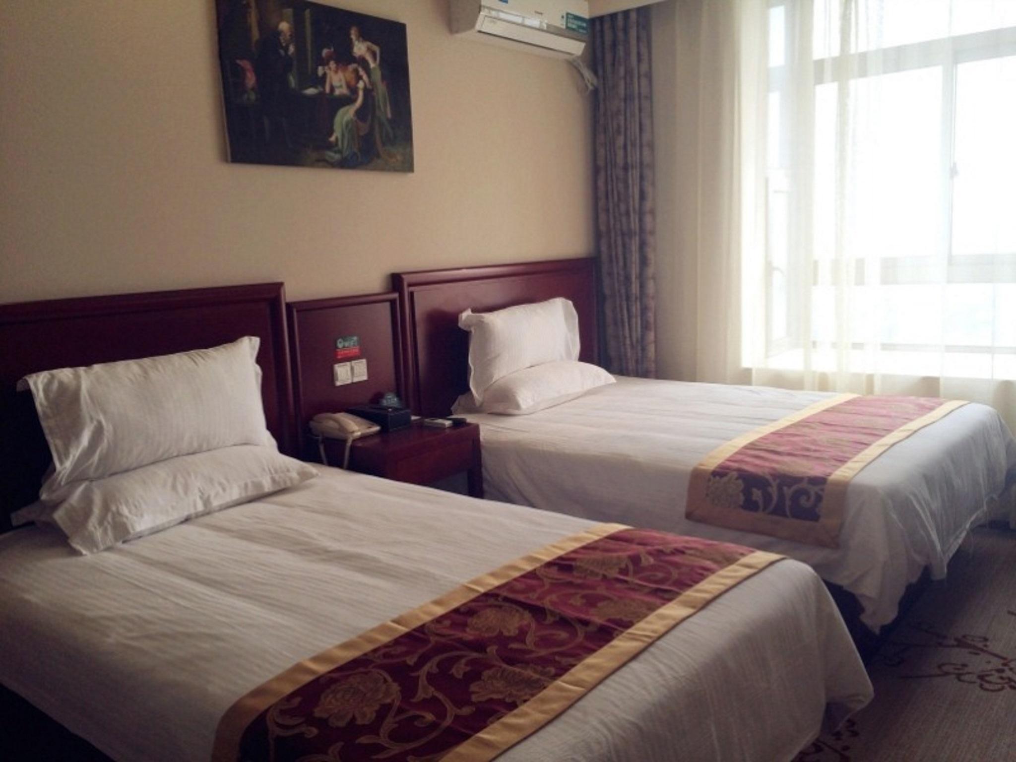 ROOM, TWIN BEDS