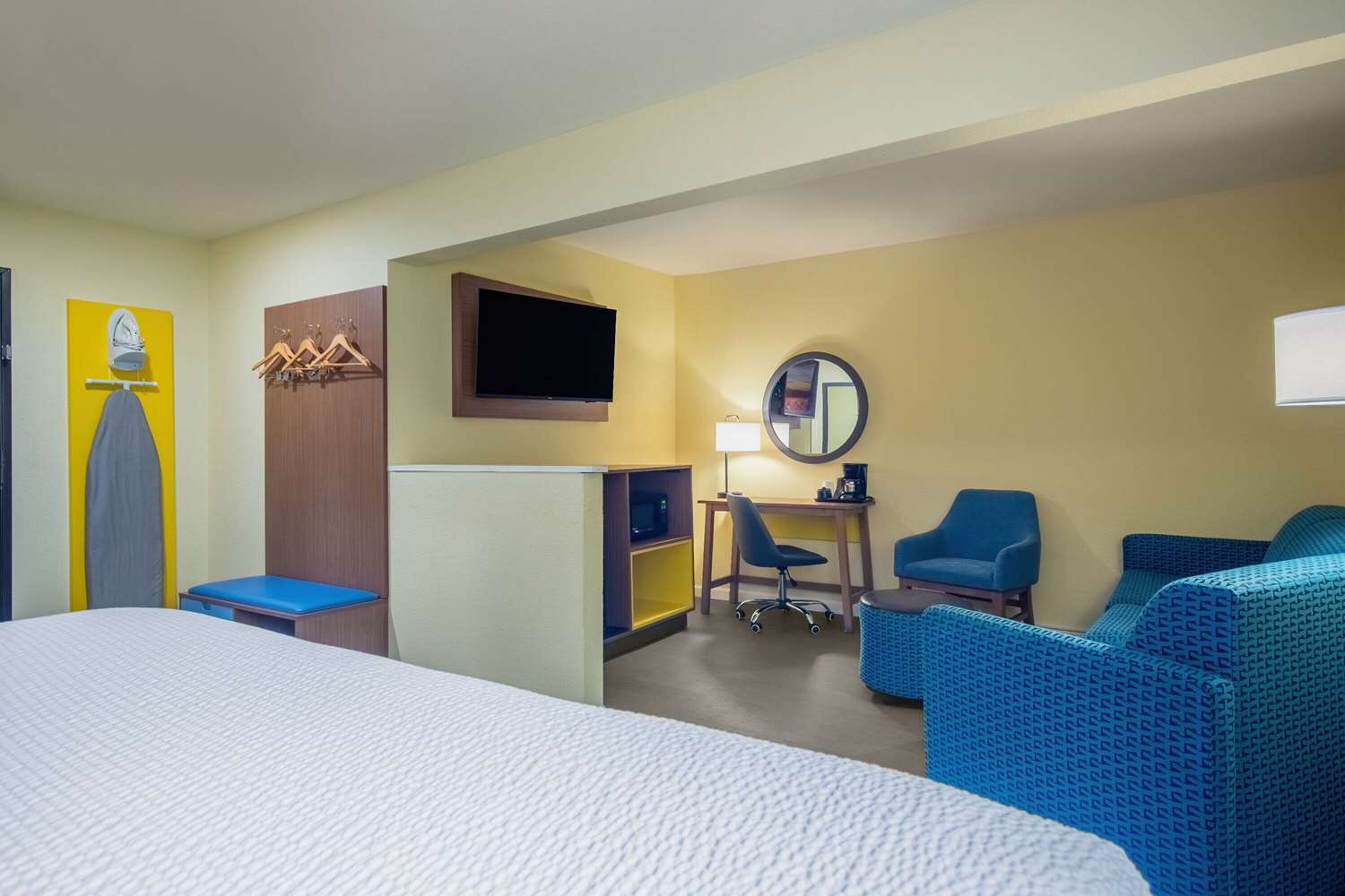 Days Inn & Suites by Wyndham Waterloo 12/30