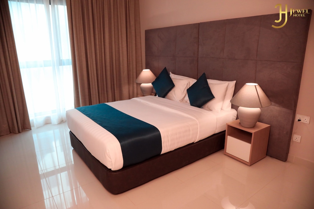 The Jewel Hotel 4/48
