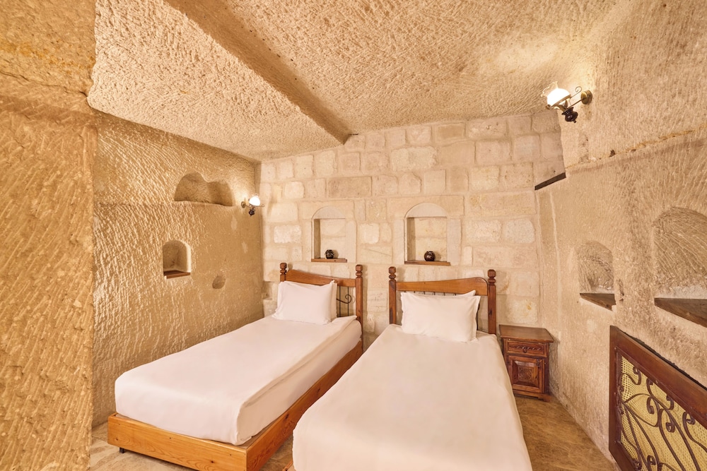 2 Bedrooms, Courtyard, Suite, Queen and Twin Beds
