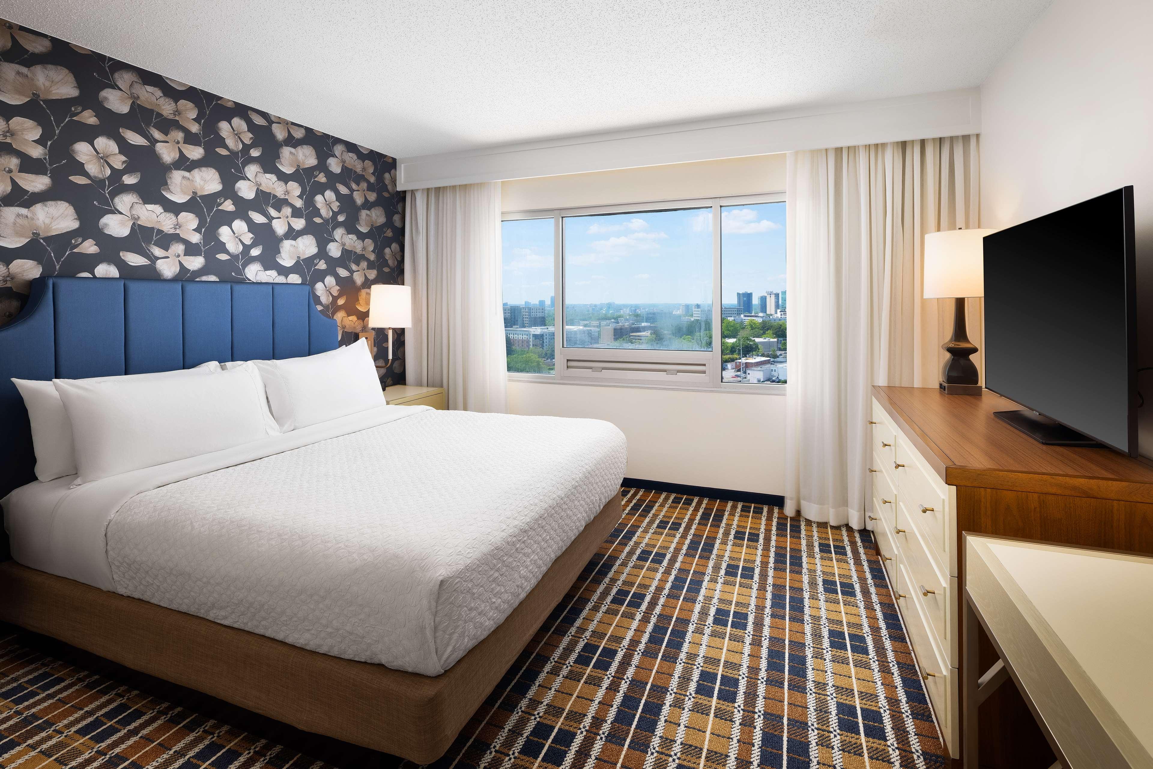 2 ROOMS, SUITE, KING BED, CITY VIEW
