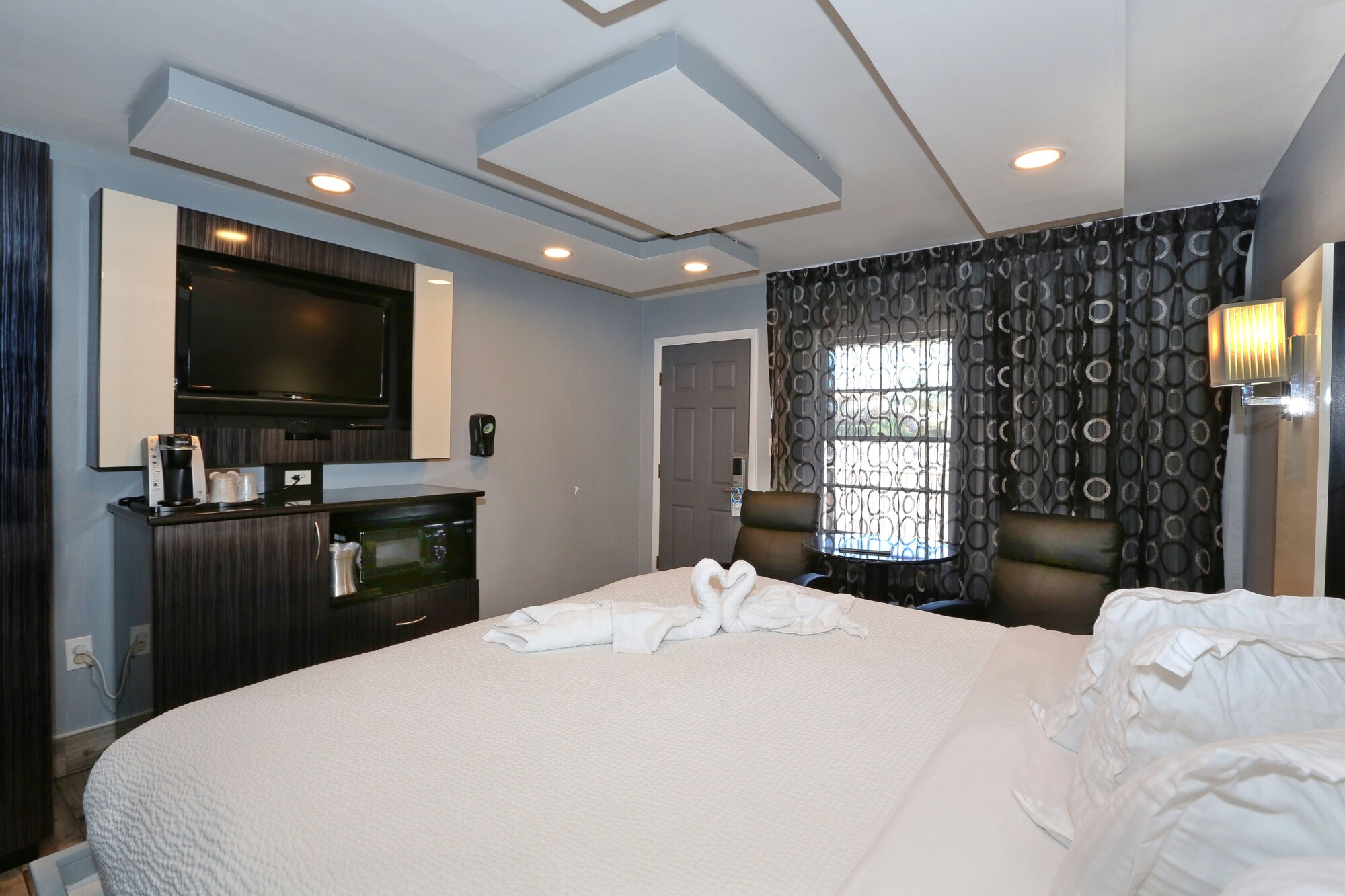 STANDARD, QUEEN BED