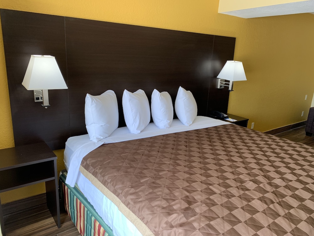 Days Inn And Suites By Wyndham Tampa Raymond James Stadium 11/51