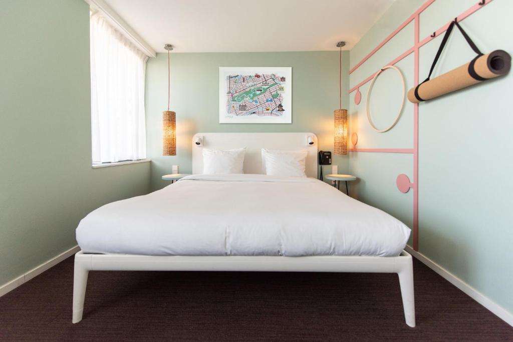 ROOM, TOP FLOOR