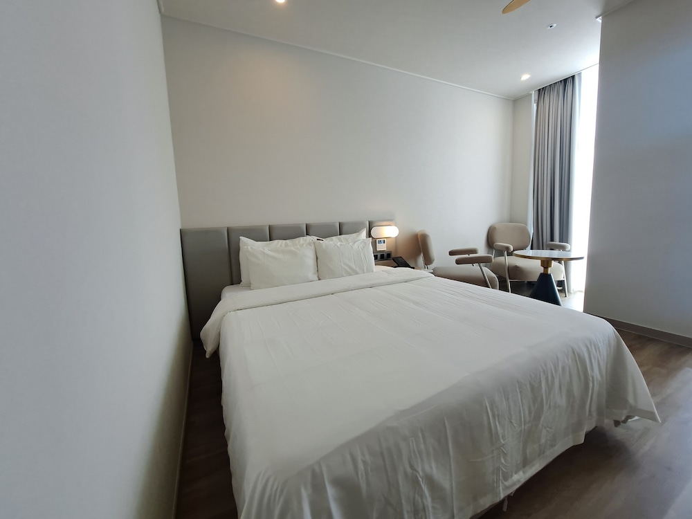 Ocean, Deluxe, Double Bed, The Point Hotel 2/9