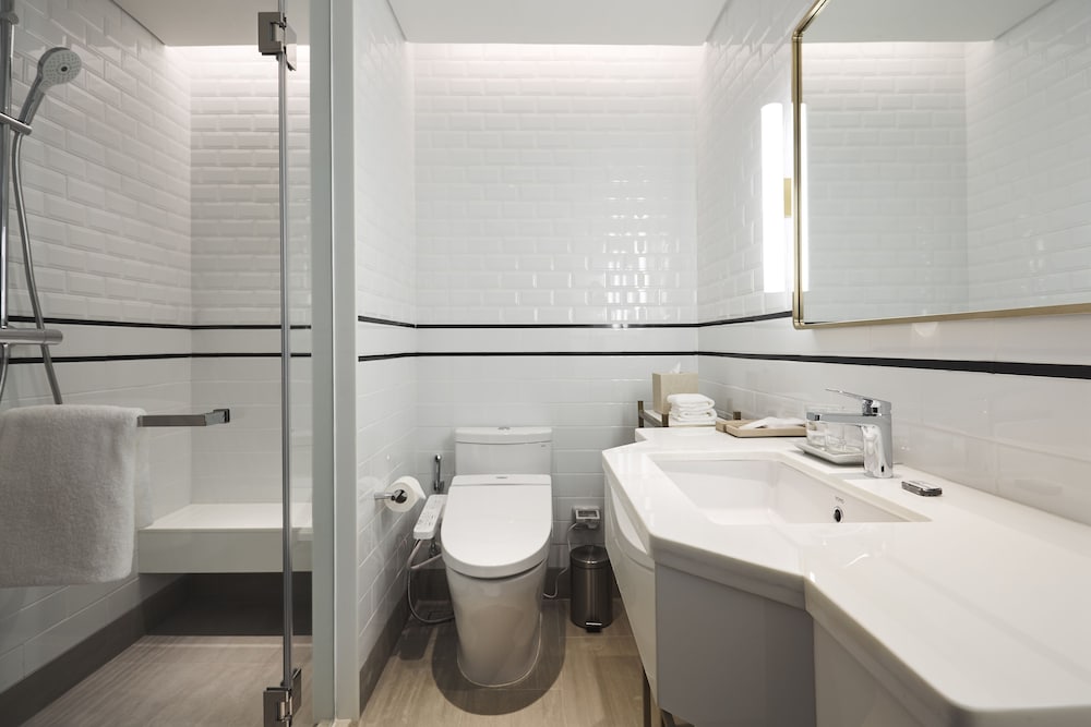 Montien Hotel Surawong Bangkok 46/48