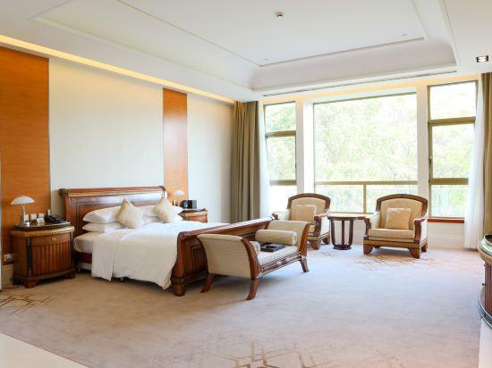 5 Rooms, 2 Double Beds