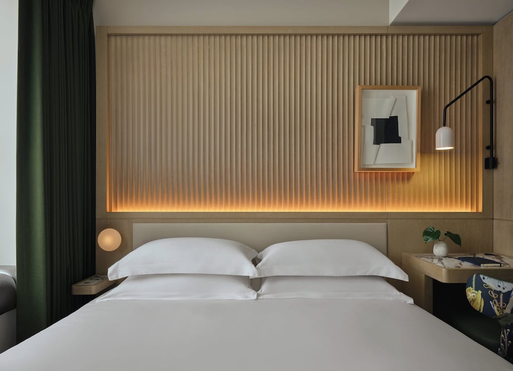 Room, Queen Bed, Empire Building View