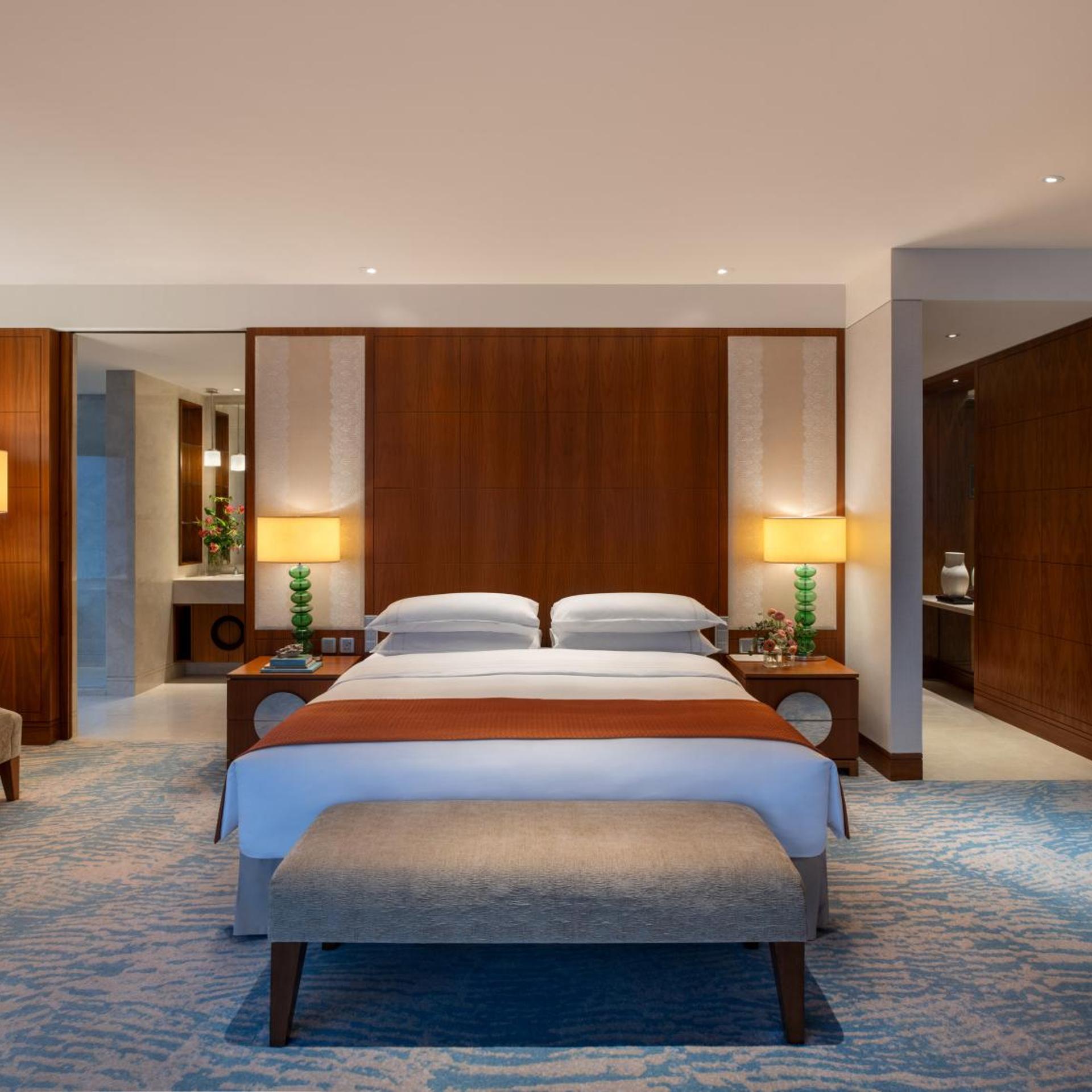 Mandarin, Premier, King Bed, Lake and Sea View
