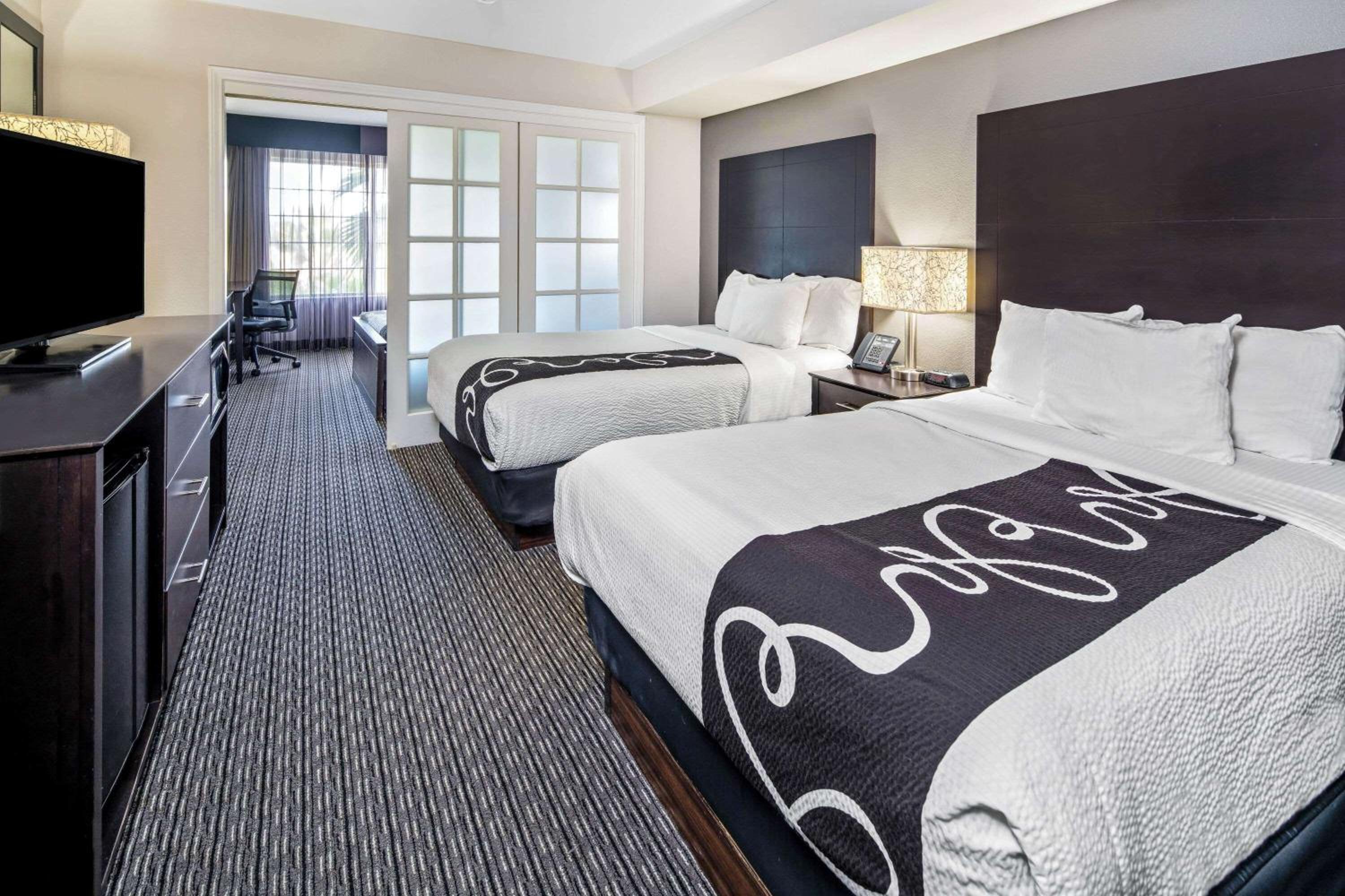 غرفة بسريرين مزدوجين بحوض استحمام لذوي الإعاقة، Holiday Inn Express & Suites Anaheim Convention Center Area 5/8