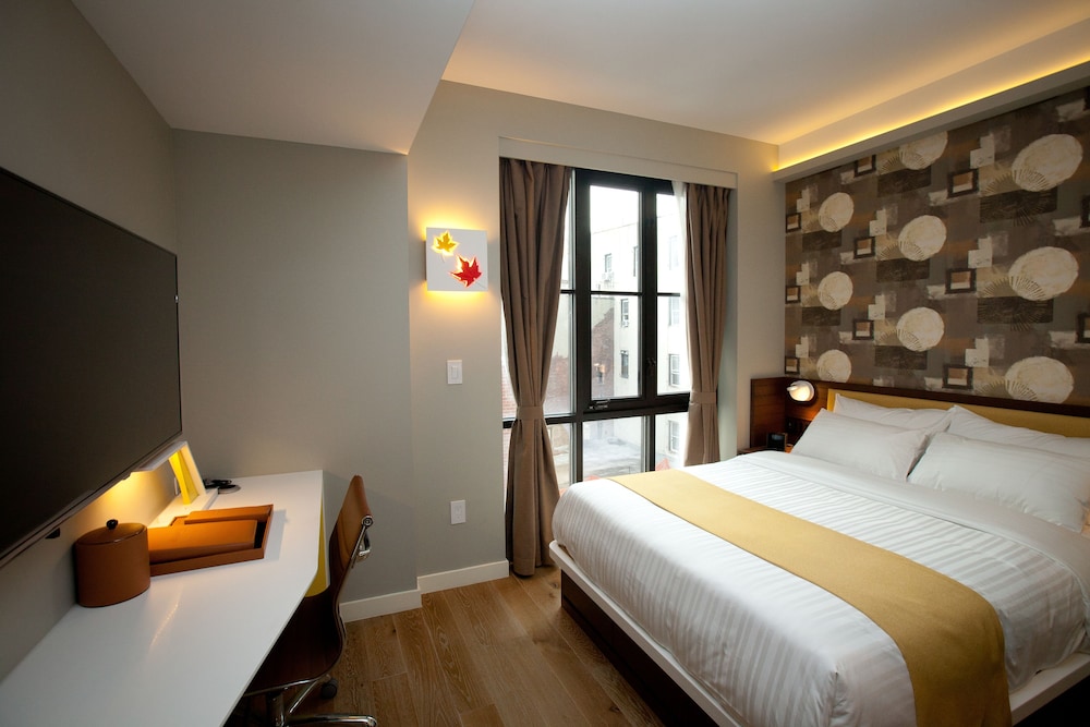 ROOM, QUEEN BED