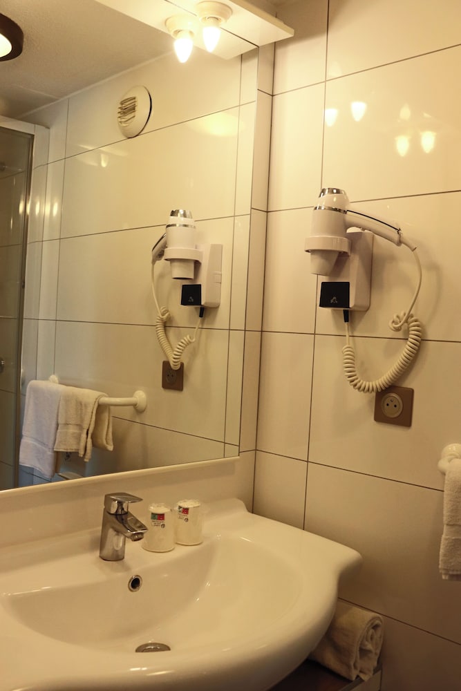 Village Hotel 30/33