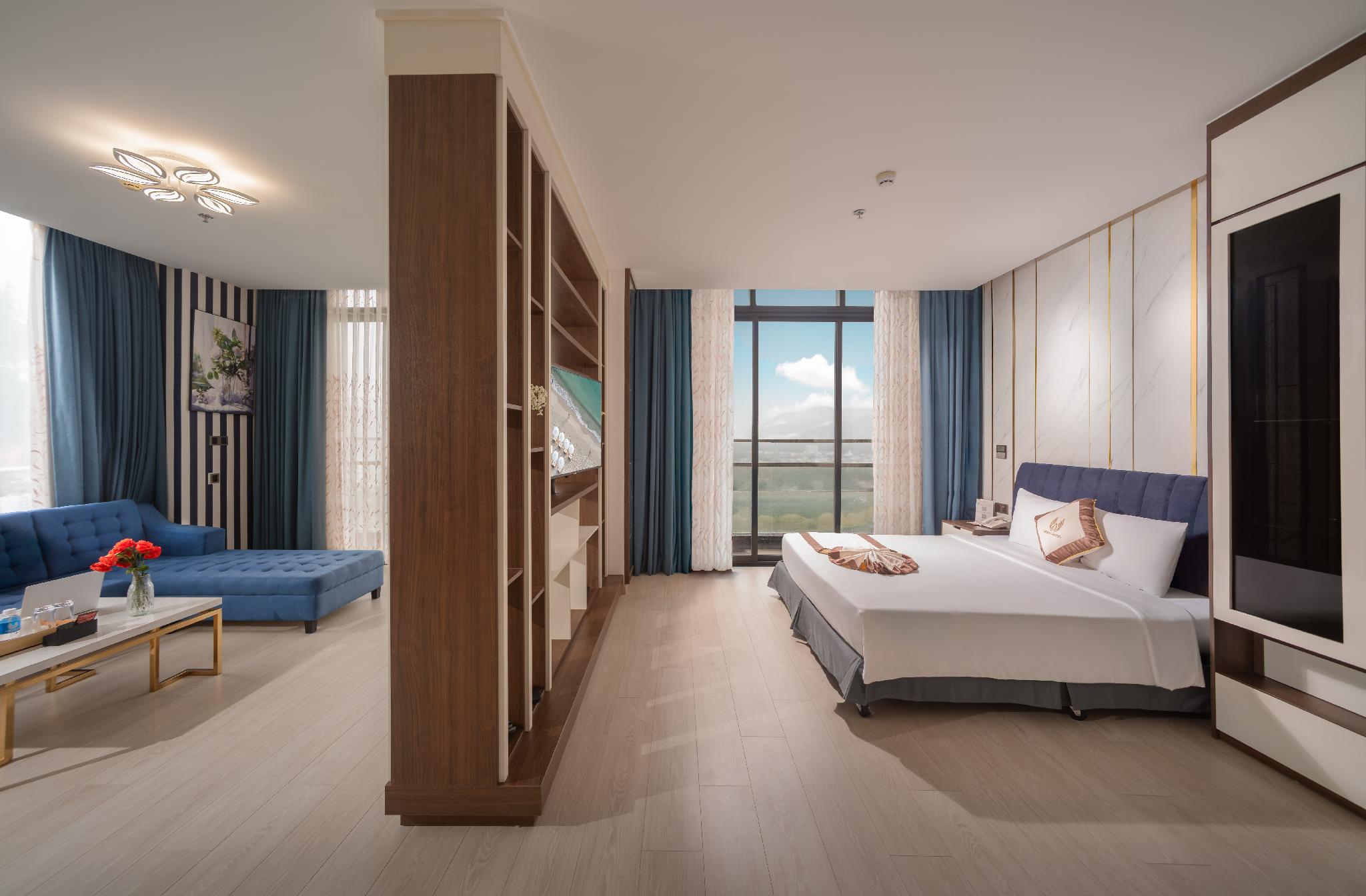 Premier, Suite, City View