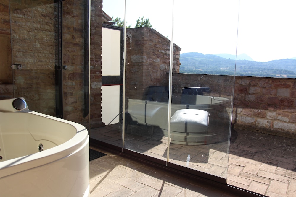VITTORIA, SUITE, VALLEY VIEW