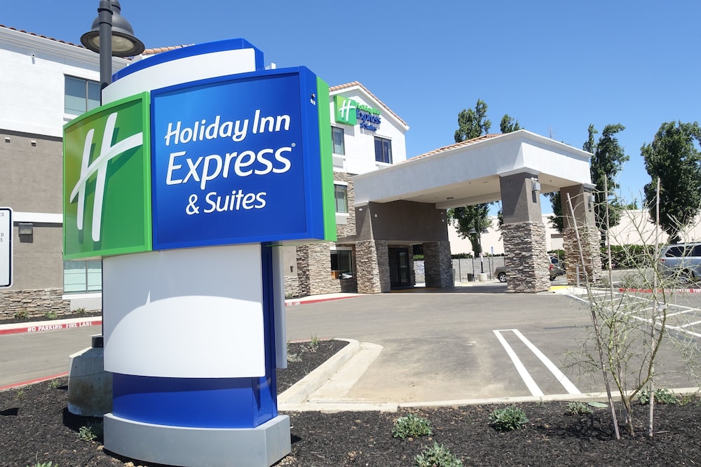 Holiday Inn Express Suites Brentwood 1/29