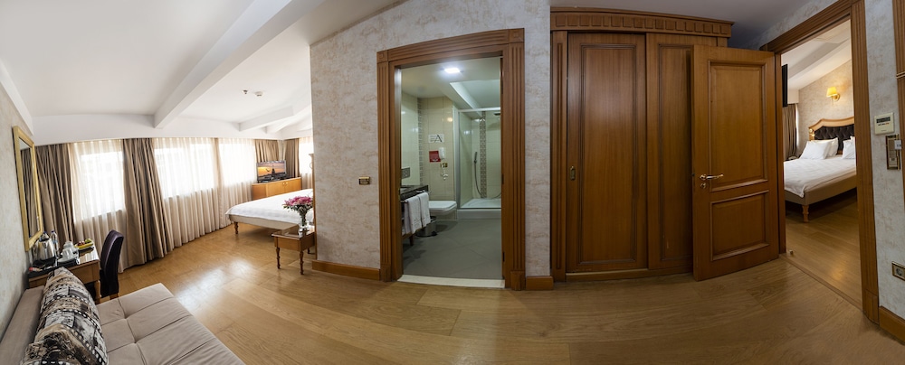 Aprilis Hotel 50/50