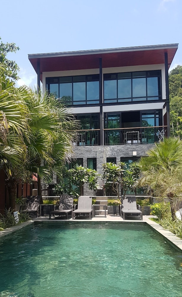 15 Palms Beach Resort 8/56