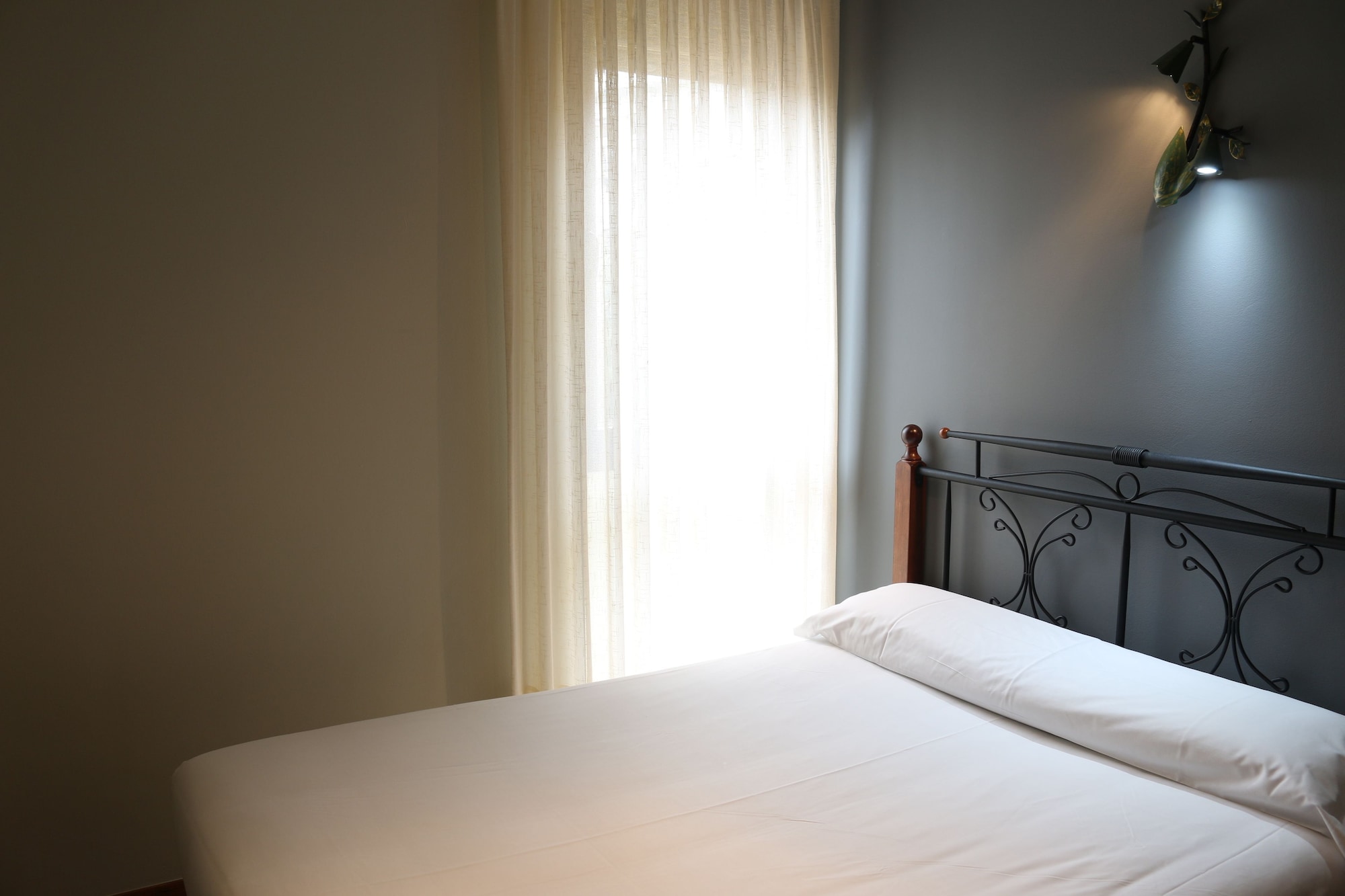 ROOM, SINGLE