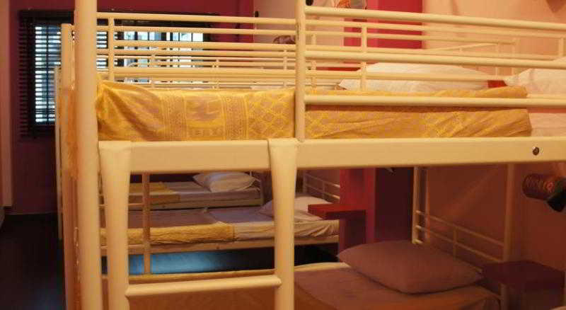Bluewaters Pods 38 Hongkong St 26/40