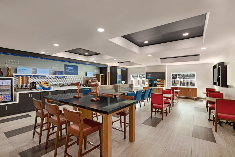 Holiday Inn Express & Suites Pembroke Pines-Sheridan St 41/54